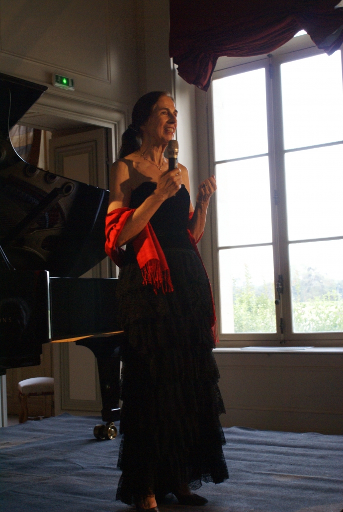 La Directrice artistique présente…